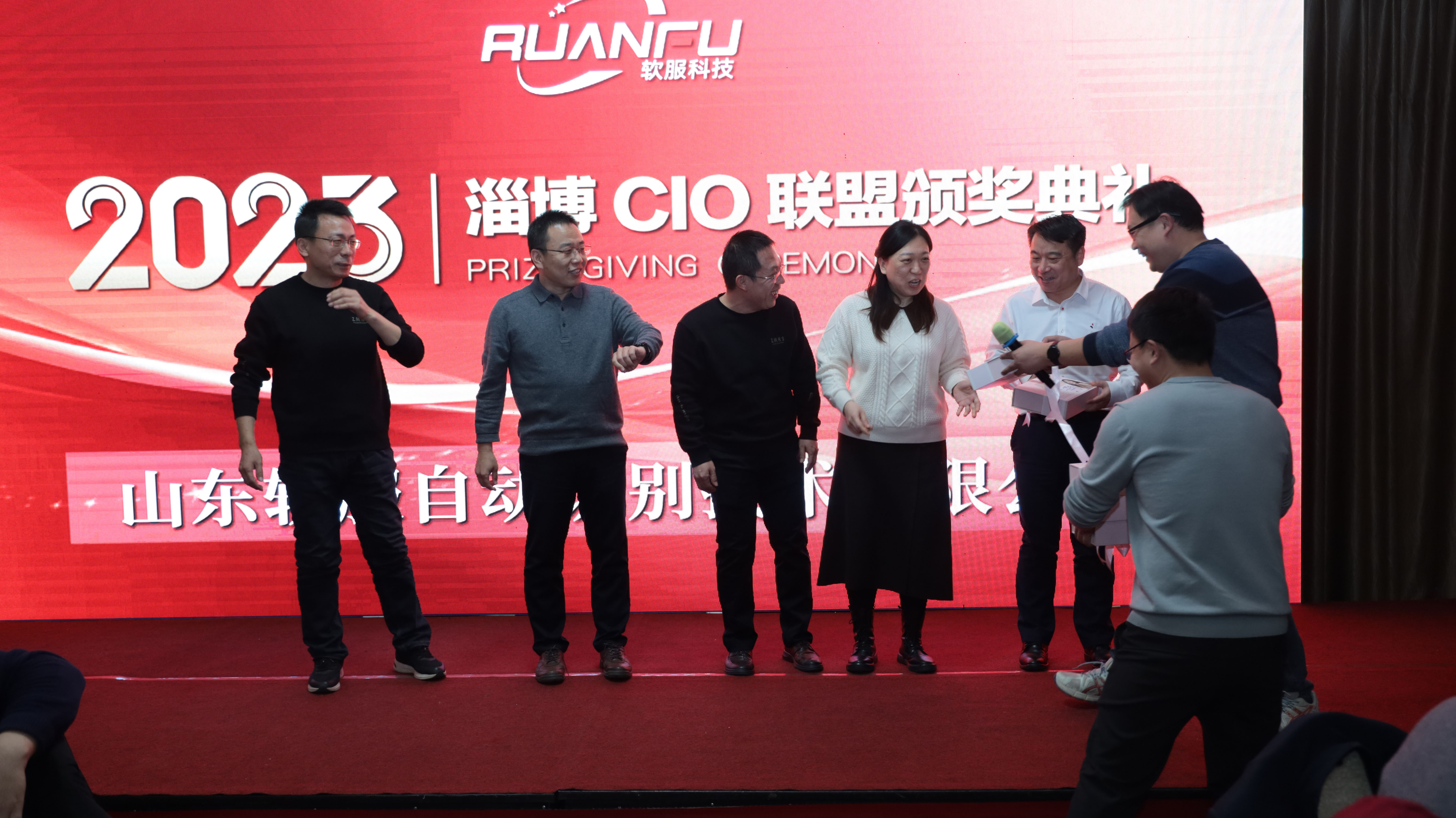 颁奖2.jpg 颁奖2.jpg